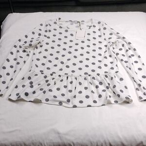 NWT Green Envelope women's medium sized long sleeved top